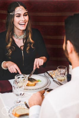 image 9 8 4 | Torsten ist ja schon von kleinauf ein totaler Fan der Edgar Wallace oder Agatha Christie Filmklassiker. Ob Joachim Fuchsberger als Kommissar bei Scottland Yard, Margaret Rutherford als Miss Marple oder der unvergessliche Sir Peter Ustinov, der in einigen Filmen, den belgischen Detektiv Hercule Poirot darstellen durfte. Sie alle gehören zu Torstens Kindheit. Sascha ist da immer eher zurückhaltend, wenn es darum geht, gemeinsam einen solchen Klassiker zu schauen.