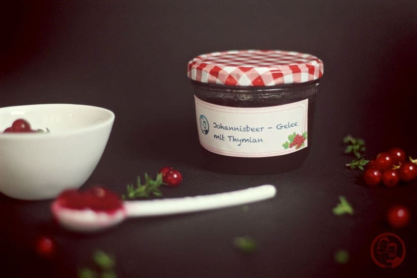 Johannisbeergelee mit Thymian 4 johannisbeer gelee mit thymian 7 | Es ist wieder Marmeladen- und Geleezeit! Und da unsere Vorräte, gerade an Gelee, etwas geschrumpft sind und der Garten von Torsten's Mutter voll ist und viele Früchte geerntet werden wollen, haben wir die Gelegenheit genutzt und uns einen Anteil an roten Johannisbeeren gepflückt.