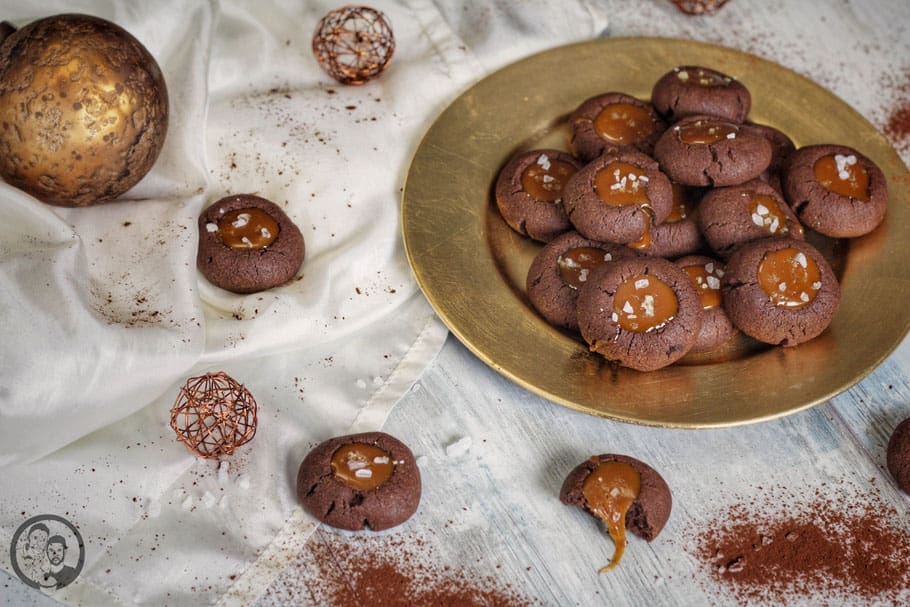 karamellaugen rezept weihnachtsgeb%C3%A4ck | Kennt ihr eigentlich unsere leckeren und mürben "Karamellaugen" schon? Wir haben die Karamellaugen bereits zu Weihnachten 2015 das erste Mal gebacken und euch damals schon gezeigt. Und ich persönlich finde, dass die Fotos, die Sascha in unserer Anfangszeit von den Karamellaugen geschossen hatte, echt schön geworden sind. Doch weil die Karamellaugen ein echter Liebling auf unserem Blog sind, haben sie jetzt ein Update bekommen und wir haben sie ein weiteres Mal in Szene gesetzt. Wenn ihr noch nicht wisst, was Karamellaugen sind, dann schaut euch unbedingt unseren Beitrag und das Rezept an. (Am Ende des Beitrages könnt ihr euch ein altes Foto anschauen ...)