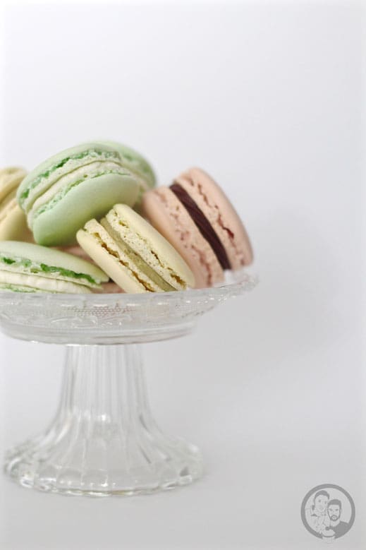 Macarons 4 macarons 0 | Zur Hochzeit von unseren Freunden Markus und Eric, haben wir einmal wieder Macarons gebacken. Und ganz ehrlich, obwohl wir uns nach unseren allerersten Macarons gefragt hatten, "Warum sagen alle, dass das so schwierig ist?", hatten wir jedes Mal unsere Problemchen, diese leckeren kleinen Dinger so hinzubekommen, wie beim ersten Mal.