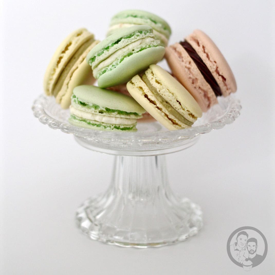 Macarons 2 macarons 1 | Zur Hochzeit von unseren Freunden Markus und Eric, haben wir einmal wieder Macarons gebacken. Und ganz ehrlich, obwohl wir uns nach unseren allerersten Macarons gefragt hatten, "Warum sagen alle, dass das so schwierig ist?", hatten wir jedes Mal unsere Problemchen, diese leckeren kleinen Dinger so hinzubekommen, wie beim ersten Mal.