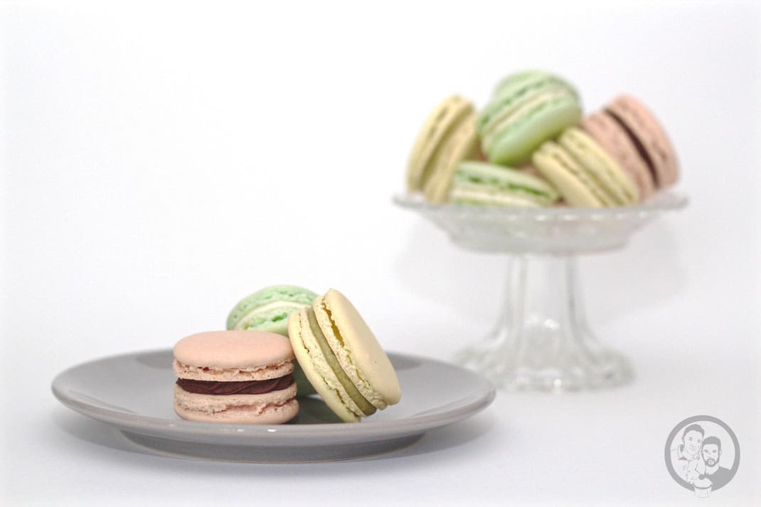 Macarons 6 macarons | Zur Hochzeit von unseren Freunden Markus und Eric, haben wir einmal wieder Macarons gebacken. Und ganz ehrlich, obwohl wir uns nach unseren allerersten Macarons gefragt hatten, "Warum sagen alle, dass das so schwierig ist?", hatten wir jedes Mal unsere Problemchen, diese leckeren kleinen Dinger so hinzubekommen, wie beim ersten Mal.