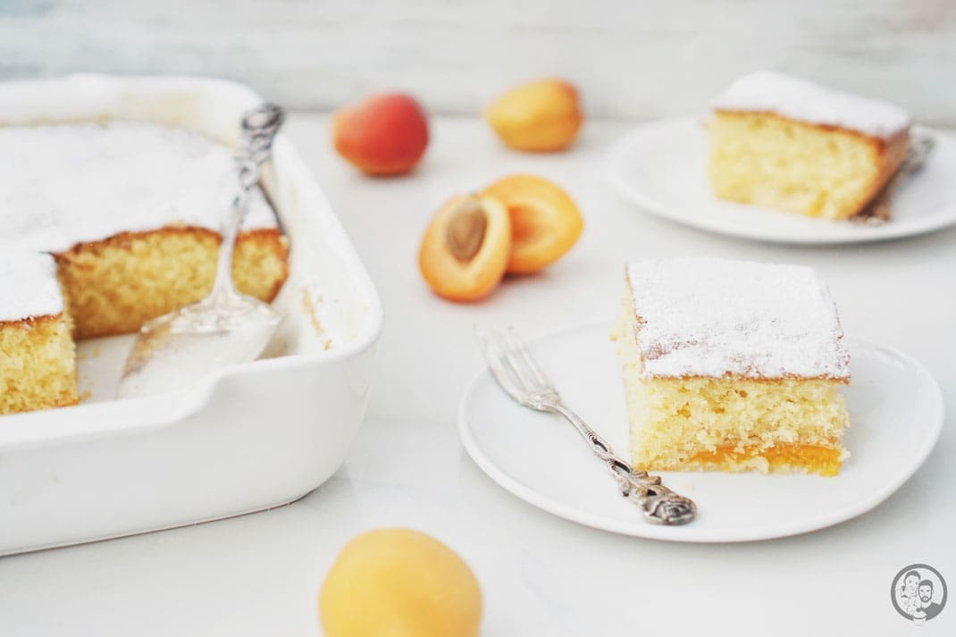 marillenkuchen aprikosenkuchen marille aprikose schnell easy rezept backen obstkuchen | Unser vorletztes Wochenende am Wolfgangsee hat uns wieder an so viele Dinge erinnert, die mit unserer Oma Lore zu tun haben. Sie lebte ja in den späten 1930ern für ein gutes Jahr in Salzburg. Dort hatten wir Verwandte, die sie aufgenommen hatten. Onkel Viktor leitete ein Sanatorium, das heute immer noch am alten Platz in der Nähe des Bahnhofs steht. Und wie das oft in Arztfamilien so ist, die Nachfahren sind immer noch aktiv in der Klinik. Ein Rezept, das Oma Lore in den Kriegsjahren aus Salzburg mitgebracht hat, ist ihr legendärer und doch so simpler Marillenkuchen.