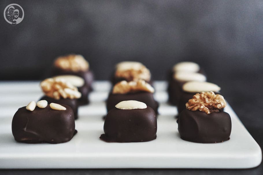 marzipan praline william christ rezept confiserie foodblog foodblog aus k%C3%B6ln | Weihnachtsplätzchen Rezepte gehören für uns jedes Jahr fest in die Adventszeit. Ob Vanillekipferl, Zimtsterne oder moderne Varianten. Ohne eine gut gefüllte Weihnachtsbäckerei wäre Weihnachten einfach nicht komplett, oder?! Wenn ihr Weihnachtsplätzchen Rezepte sucht, die schnell gelingen und gleichzeitig nach Kindheit schmecken, dann seid ihr hier richtig. Wir haben euch eine Sammlung zusammengestellt, die sowohl klassische als auch moderne Ideen für eure Weihnachtsbäckerei bereithält.