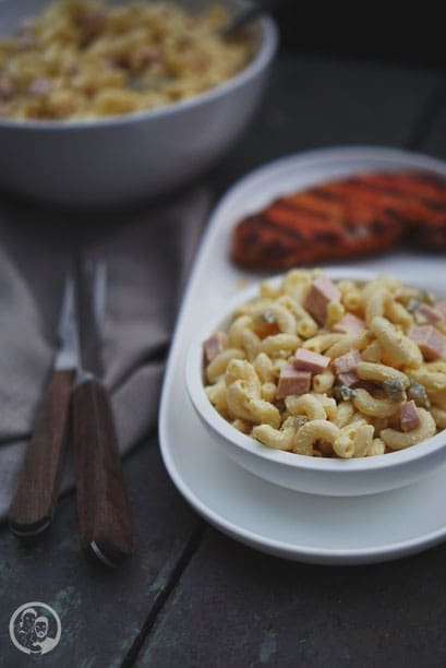 Unser Nudelsalat wie von Oma Lore: frisch, cremig und voller Geschmack. Perfekt als Beilage zum Grillen oder fürs Buffet. Jetzt ausprobieren!