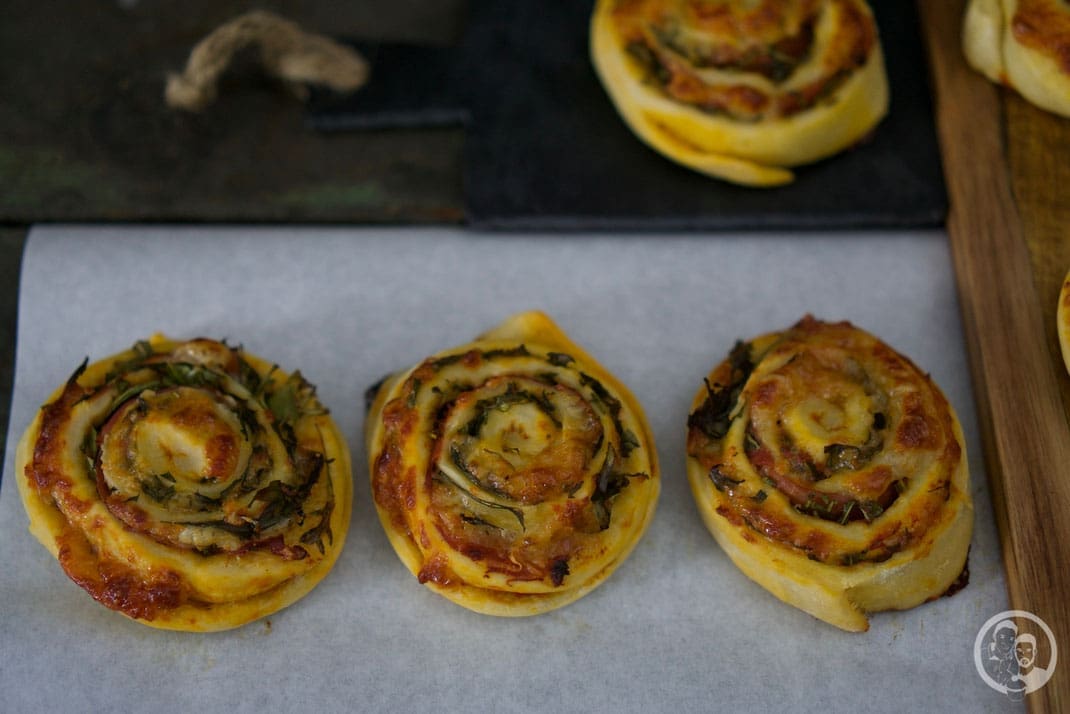 prosciutto ruccolaschnecken backen snacks party hefeteig herzhaft foodblog k%C3%B6ln | Was macht ihr so an einem Sonntag Nachmittag, wenn das Wetter nicht dazu ausreicht, um den halben Tag draußen spazieren zu gehen, aber auch keine Lust habt, den Tag auf dem Sofa zu verbringen? Da gibt es bestimmt ganz viele Möglichkeiten, die euch da so einfallen und vermutlich machen wir beide davon, die wenigsten ;-).
