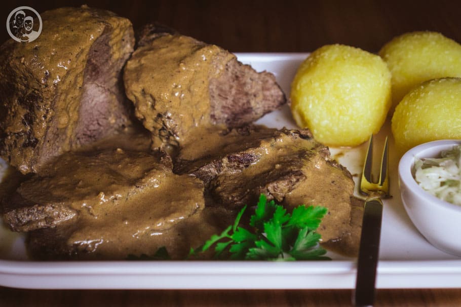 Oma Lores Sauerbraten 4 Rezept für Oma Lores Sauerbraten. Ein Rezept mit langer Tradition, das wir heute an Omas Stelle zubereiten.