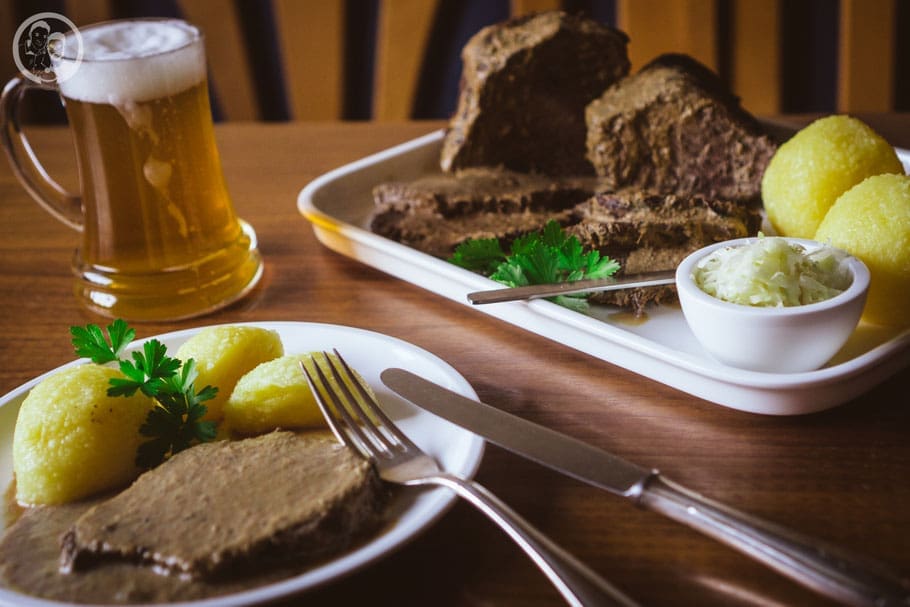 Oma Lores Sauerbraten 5 Rezept für Oma Lores Sauerbraten. Ein Rezept mit langer Tradition, das wir heute an Omas Stelle zubereiten.