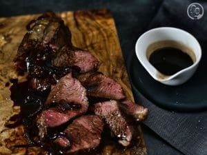Rinderfilet mit Schalotten-Balsamicojus 4 schalotten balsamico jus rezept foodblog blog köln fleisch filet rind 9 | Über das komplette Wochenende haben/hatten wir Besuch von einem Freund aus Australien, der sich fast 4 Wochen lang einmal die verschiedenen Städte in Europa anschauen möchte. Jetzt werdet ihr sagen: Aber warum besucht er dann gerade Köln?! Die meisten glauben, Köln hat nichts weiteres zu bieten, als den Dom und seinen Rhein ... Aber neben vielen anderen Dingen, hat diese Stadt ihre unglaublich tollen Einwohner, die immer einen Besuch wert sind. Tja, und dazu dürfen wir uns nunmal zählen. Aber er weiß eben auch, dass wir mehr als gerne kochen und wir wollten ihm etwas richtig gutes bieten. Daher war ein saftiges Rinderfilet mit einem Schalotten-Balsamicojus genau das richtige!