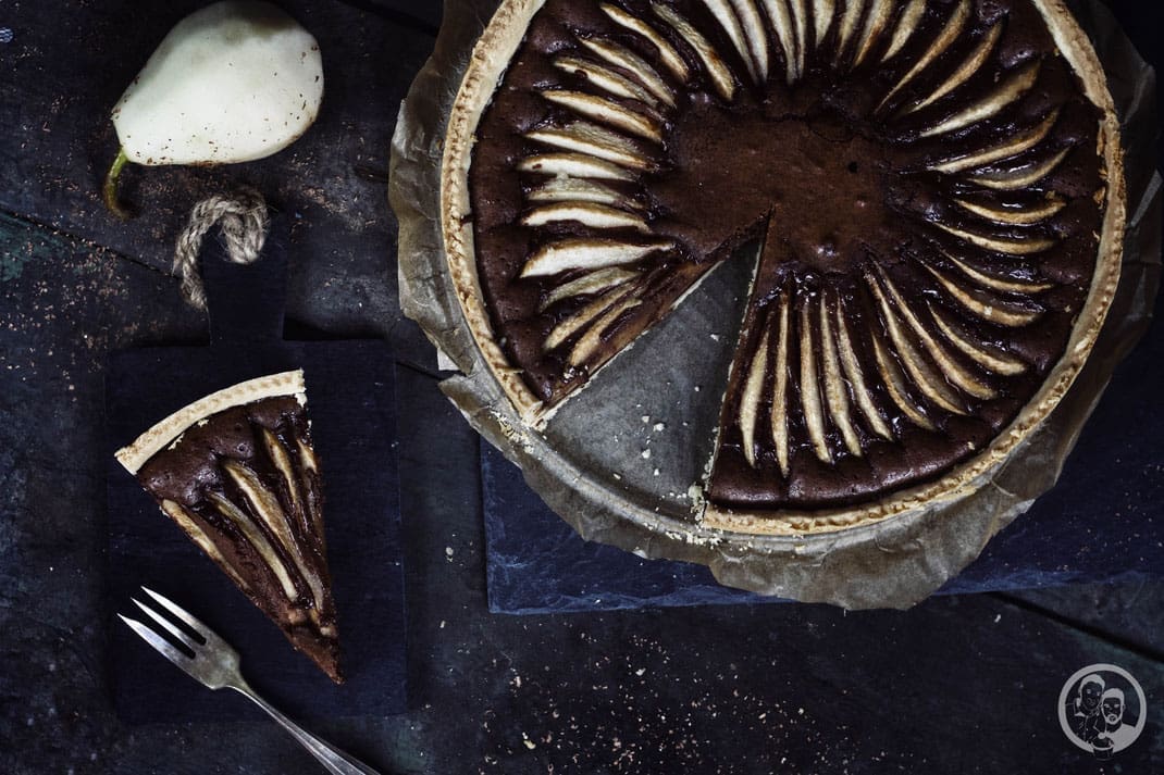 schoko birnentarte kuchen rezept backen 9 | Ihr habt es ja schon längst mit bekommen ... der Herbst ist da. Das merkt man zum einen daran, dass das Laub langsam zu Boden fällt, aber zum anderen auch daran, dass es von einem wirklich warmen Spätsommer jetzt langsam aber sicher kälter wird und die Tage kürzer.