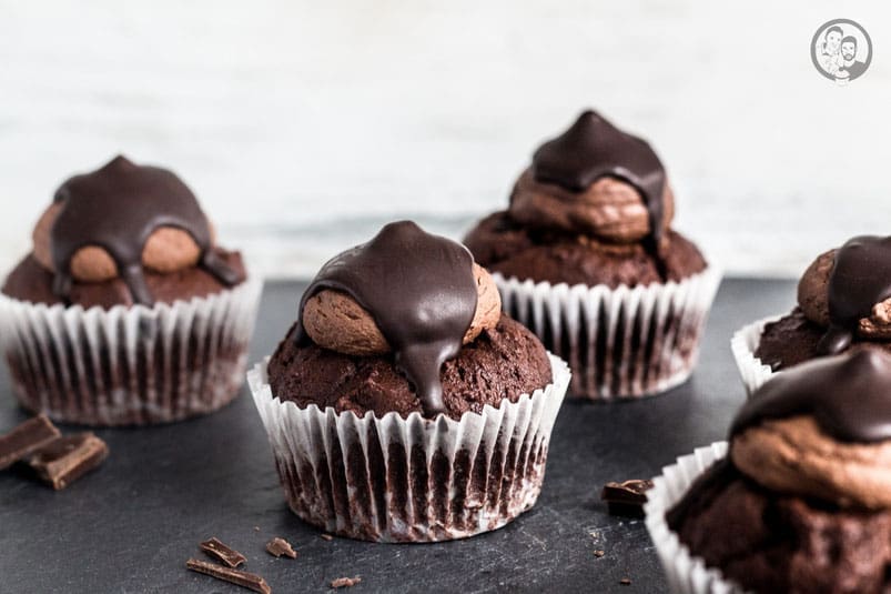 schoko nougat cupcakes rezept | In den letzten Wochen haben wir gerade einige Muffin-Rezepte ausprobiert und da dachten wir, dass es wieder Zeit für einen leckeren Cupcake ist. Da das Wetter zwischendurch eher durchwachsen war, hatten wir so richtig Lust auf etwas richtig schokoladiges. Schaut euch also an, was wir in unserem Urlaub bei Sascha's Eltern für euch gezaubert haben.