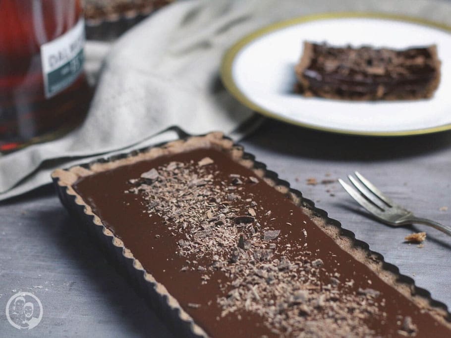 schuko whisky tarte rezept backen | Seid ihr Fans von der Kombination Schokolade und Whisky? Dann auf jeden Fall weiterlesen. Aber auch die von euch, die Whisky nicht gerne oder gar nicht trinken, sind hier goldrichtig. Die Whiskynote unterstreicht lediglich den Schokoladengeschmack und macht unsere Schoko-Whisky-Tarte komplett rund.