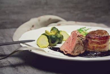 Schweinemedaillons mit Rosenkohl und Pastinakenpüree 3 Schweinemedaillons mit Rosenkohl und Pastinakenpüree_Rezept_kochen