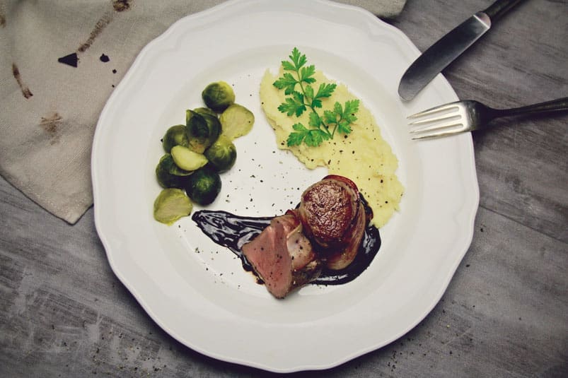 Schweinemedaillons mit Rosenkohl und Pastinakenpüree_Rezept_kochen