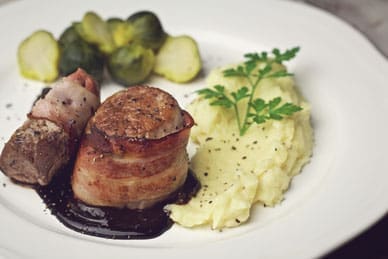 Schweinemedaillons mit Rosenkohl und Pastinakenpüree 2 Schweinemedaillons mit Rosenkohl und Pastinakenpüree_Rezept_kochen