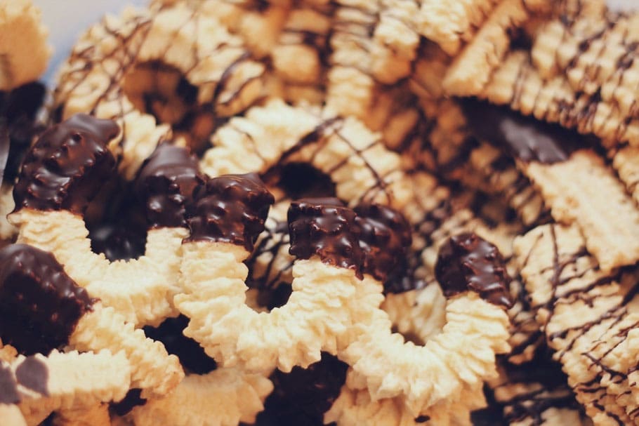 spritzgebäck | Oma Lores Spritzgebäck ohne Nüsse bringt euch ein unkompliziertes Familienrezept für die Adventszeit. Ein Teig der leicht gelingt und Plätzchen die sofort nach Weihnachten schmecken.