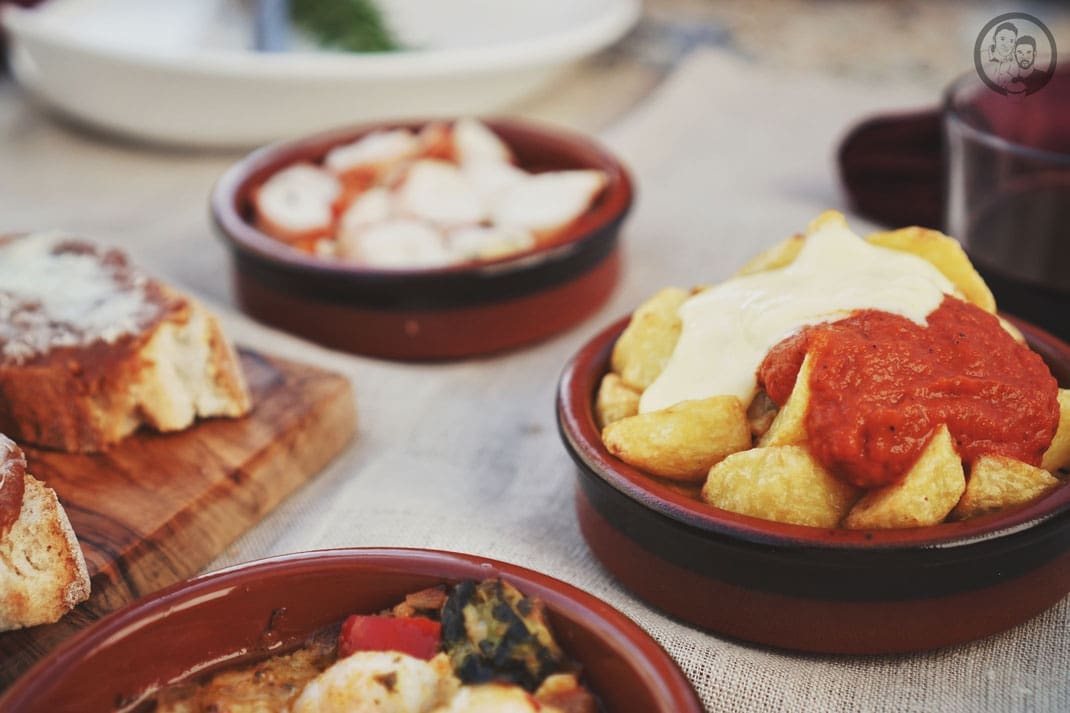 Patatas Bravas (Papas Bravas) 1 tapas papas bravas costa meeresfr%C3%BCchte kochen rezept foodblog k%C3%B6ln | Da ihr ja wisst, welche Stadt unsere Traumstadt ist, könnt ihr euch auch vorstellen, dass wir Barcelona nicht verlassen können, ohne in eine gute Tapas Bar gegangen zu sein. Es ist einfach immer wieder fantastisch, sich in eine Bar zu setzen und zum Bier oder Wein die ein oder andere Portion der leckeren Tapas zu bestellen und gesellig zu schlemmen.