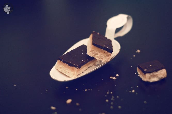 toffee shortbread bars 7 | Wenn ihr auch auf Shortbread steht, dann solltet ihr dieses Rezept unbedingt ausprobieren. Wie mögt ihr euer Shortbread am liebsten? Original, ohne alles oder mit Frucht oder Schokolade?