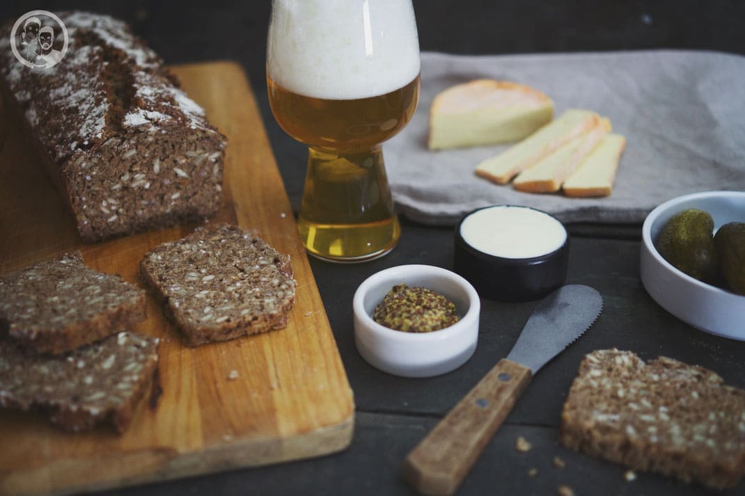 vitalbrot k%C3%B6rnerbrot backen rezept foodblog k%C3%B6ln | Manchmal muss man einfach 3 Mal etwas kochen oder backen, bis wir es schaffen, das Rezept auch auf den Blog zu bekommen. Das lag in diesem Fall auch überhaupt gar nicht daran, dass uns das Brot nicht bei den ersten beiden Malen nicht gelungen wäre … Torstens Arbeitskollege Joschka könnte das jetzt bestätigen, denn der durfte es sofort beim ersten Mal auf dem Weg nach Holland mit leckerem Roastbeef probieren.