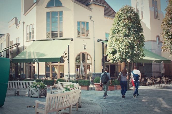 workshop im g g cucina tradizionale italiana im maasmechelen village | Im August wurden wir beide mit einigen anderen deutschen und internationalen Food-Bloggern eingeladen, bei einem Workshop zum Thema Pizza und Pasta teil zu nehmen. Wir waren natürlich direkt Feuer und Flamme dafür und haben sofort einen Tag Urlaub für den 09.09.14 eingereicht.