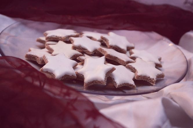 zimtsterne | Wir sind mitten in der Weihnachtsbäckerei und da haben wir uns an etwas herangewagt, das eigentlich so gar nicht unser Ding ist ... Zimtsterne. Die einen lieben sie und wir mögen sie normalerweise nicht so sehr, da sie fast immer viel zu hart sind ;-)