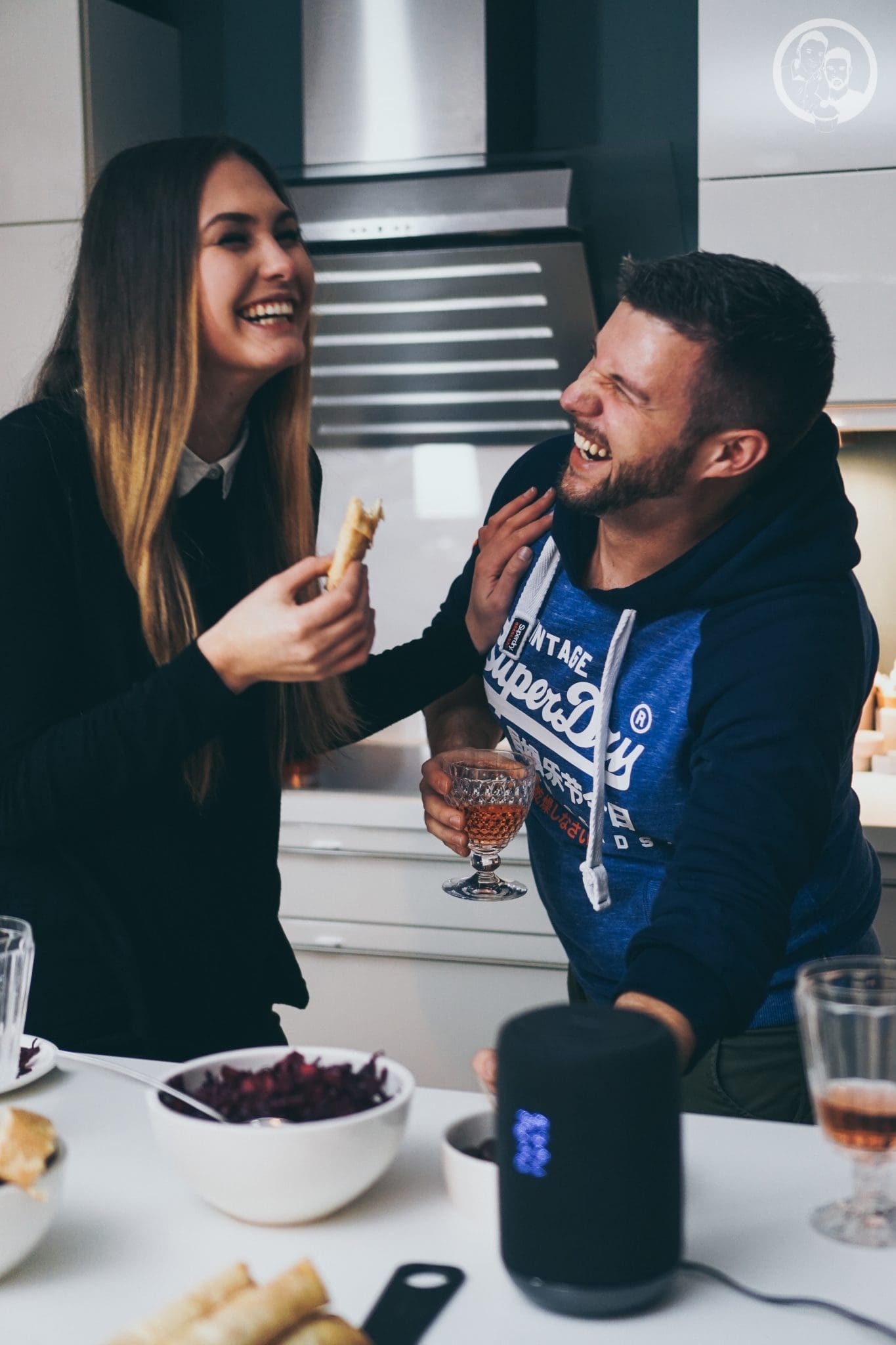 Börek 3 B%C3%B6rek mW 11 | Unsere Küche ist der Mittelpunkt unserer Wohnung ... hier verbringen wir die meiste Zeit! Ob beim Kochen und Backen, beim gemütlichen Zusammensein oder auch bei spontanen Partyabenden. Dazu gibt es immer leckere Snacks, denn hungern muss definitiv keiner unserer Freunde bei uns :) So auch nicht bei unserer letzten kleinen Küchenparty! Es gab köstliches Finger Food in Form von Börek.