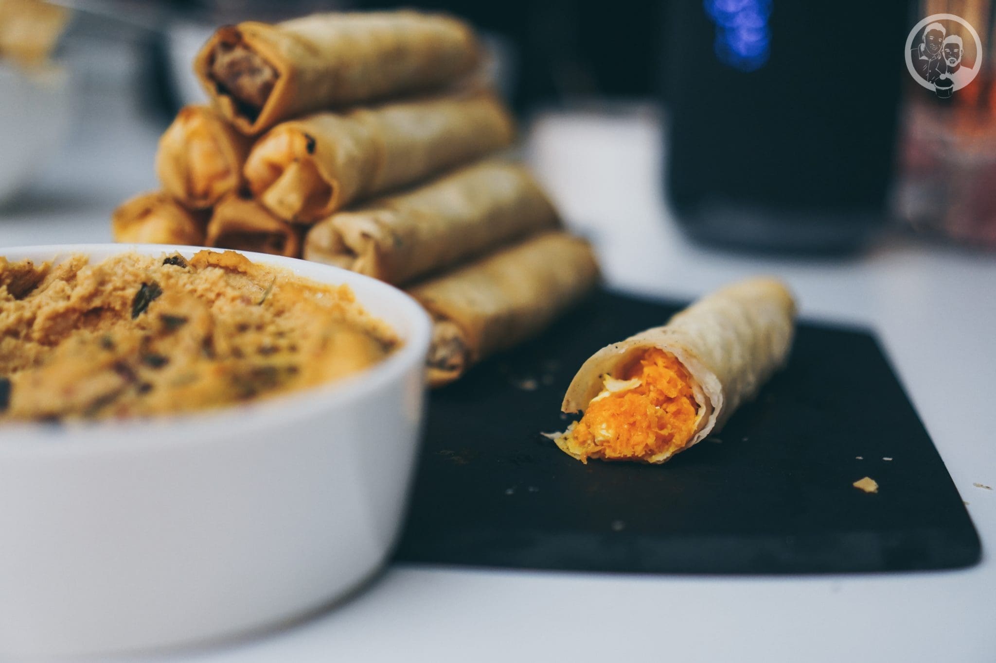 Börek 6 B%C3%B6rek mW 8 | Unsere Küche ist der Mittelpunkt unserer Wohnung ... hier verbringen wir die meiste Zeit! Ob beim Kochen und Backen, beim gemütlichen Zusammensein oder auch bei spontanen Partyabenden. Dazu gibt es immer leckere Snacks, denn hungern muss definitiv keiner unserer Freunde bei uns :) So auch nicht bei unserer letzten kleinen Küchenparty! Es gab köstliches Finger Food in Form von Börek.