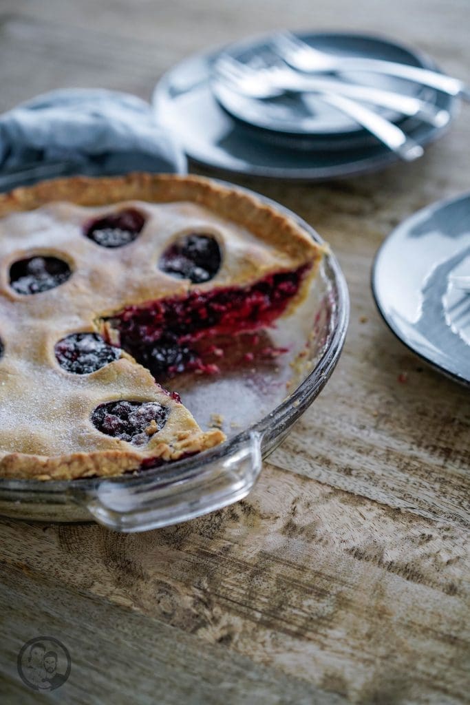 Berry Pie 2 Berry Pie 4 | Momentan sieht man überall wunderbar leckere, bunte und saftige Beeren! Eine Schüssel voll leckerer Johannisbeeren von Torstens Mama war der Grund für das kleine Revival eines absoluten Kuchenlieblings von uns, den wir aber schon viel zu lange nicht mehr zubereitet haben - einen Pie! Da das gute Stück picke packe voll mit Beeren aller Art ist, heißt es bei uns Berry Pie.