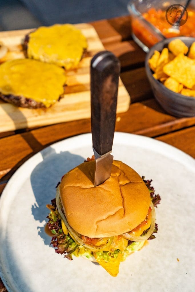 Burger Nacho Mexiko 9 | Eigentlich wollten wir euch unser heutiges Rezept ja schon zur Fußball WM zeigen, denn genau zum ersten Spiel der Deutschen Nationalmannschaft, haben wir uns einen leckeren Snack über legt, den wir für ein paar Freunde bei uns zu Hause zubereitet haben. Was passt, neben Currywurst denn besser zum Fußballschauen, als ein saftiger Burger?! Wisst ihr noch, wer der erste Gegner der National-Elf war? Vielleicht erratet ihr es, wenn wir euch sagen, dass unser Burger ein Nacho Burger mit Guacamole und Salsa ist?!