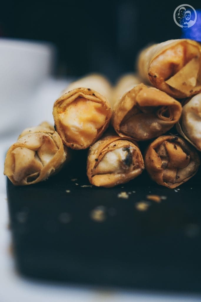 Börek mW 12 | Unsere Küche ist der Mittelpunkt unserer Wohnung ... hier verbringen wir die meiste Zeit! Ob beim Kochen und Backen, beim gemütlichen Zusammensein oder auch bei spontanen Partyabenden.&nbsp;Dazu gibt es immer leckere Snacks, denn hungern muss definitiv keiner unserer Freunde bei uns :)&nbsp;So auch nicht bei unserer letzten kleinen Küchenparty! Es gab köstliches Finger Food in Form von Börek.