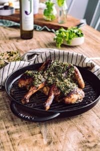 DJU9007 | Am vergangenen Wochenende hatten wir wieder mal die Bude voll …! Warum? Wir haben uns den Samstag ausgewählt, um einige neue Rezepte umzusetzen und ihr könnt euch vorstellen, dass das gar nicht so leicht ist, wenn man dazu keine Gäste hat, die die leckeren Gerichte dann auch verspeisen und ein sofortiges Feedback dazu geben. Denn zu einen können wir das ja nicht alles selber essen und zum anderen, kann es ja auch sein, dass ein Gericht gar nicht so lecker ist, wie wir uns das vorher ausgemalt haben. Also wurden einige Freunde angeschrieben, um zu schauen, ob sie vielleicht Zeit, Lust und Appetit haben, kurzfristig vorbei zu schauen. Für’s leibliche Wohl ist bei uns ja immer bestens gesorgt.