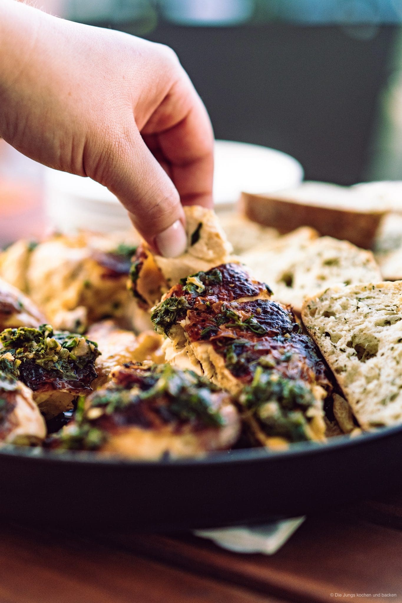 Roadkill Chicken mit Chimichurri 4 DJU9048 | Am vergangenen Wochenende hatten wir wieder mal die Bude voll …! Warum? Wir haben uns den Samstag ausgewählt, um einige neue Rezepte umzusetzen und ihr könnt euch vorstellen, dass das gar nicht so leicht ist, wenn man dazu keine Gäste hat, die die leckeren Gerichte dann auch verspeisen und ein sofortiges Feedback dazu geben. Denn zu einen können wir das ja nicht alles selber essen und zum anderen, kann es ja auch sein, dass ein Gericht gar nicht so lecker ist, wie wir uns das vorher ausgemalt haben. Also wurden einige Freunde angeschrieben, um zu schauen, ob sie vielleicht Zeit, Lust und Appetit haben, kurzfristig vorbei zu schauen. Für’s leibliche Wohl ist bei uns ja immer bestens gesorgt.