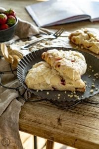 Schnelle Erdbeer Scones - saftig, fruchtig und unwiderstehlich 5 Erbeer Scones Backen aus dem Obstgarten 2 | Es ist doch immer wieder spannend, wie manche Dinge einfach zueinander führen. Gerade schweben wir noch immer im Scones-Himmel von unserem Besuch in Irland, bei dem wir von den beiden Damen der Farmhäuser mit köstlichen Scones versorgt worden sind. Also wurde es nun wirklich höchste Zeit einmal ein paar der leckeren Gebäcke selbst zu zaubern. Zusätzlich haben wir schon ganz lange auf dem Plan etwas aus Andreas ersten Buch Backen aus dem Obstgarten auszuprobieren - und siehe da! Sie hat ein Erdbeer Scones Rezept, das wir jetzt natürlich sofort ausprobieren mussten.