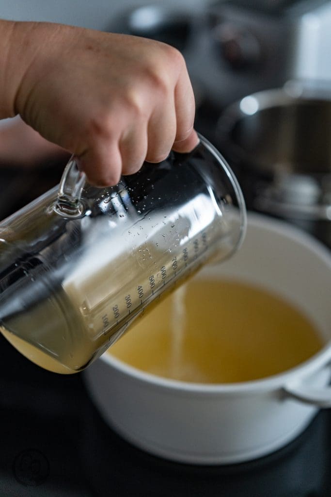 Gewürzgurken 1 | Durch unser Marmeladenkochbuch haben wir uns ja schon sehr mit dem Haltbarmachen von Lebensmitteln auseinander gesetzt. Und das haben ja schließlich unsere Omas und Mütter auch schon immer getan. Im&nbsp;Keller standen allerdings nicht nur leckerer&nbsp;Marmeladegläser und eingekochte Früchte, wie Pflaumen, Kirschen oder Mirabellen, sondern auch ganz viel Gemüse aus dem Garten.&nbsp;Ganz oben auf Urgroßmutters Liste standen jedes Jahr die Schnibbelbohnen, die sie an langen Stangen, um die sich die Pflanzen rankten, mit mir gepflückt hat. Damit wurde dann entweder Bohnensuppe oder Schnibbelbohnen-Stampf gekocht. Eins meiner Lieblingsgerichte in der Kindheit.&nbsp;Leider baut Muddi&nbsp;keine Bohnen mehr an, aber dafür eine ganze Menge anderer toller Gemüse und Früchte. Und weil ihre Gurkenernte in diesem Jahr wieder einmal so groß ist, dass sie selber nicht mehr weiss, wie sie sie so schnell essen soll, haben wir beide uns gedacht, Gewürzgurken einzukochen. Denn alle zu Gurkensalat verarbeiten ist auch keine Lösung.