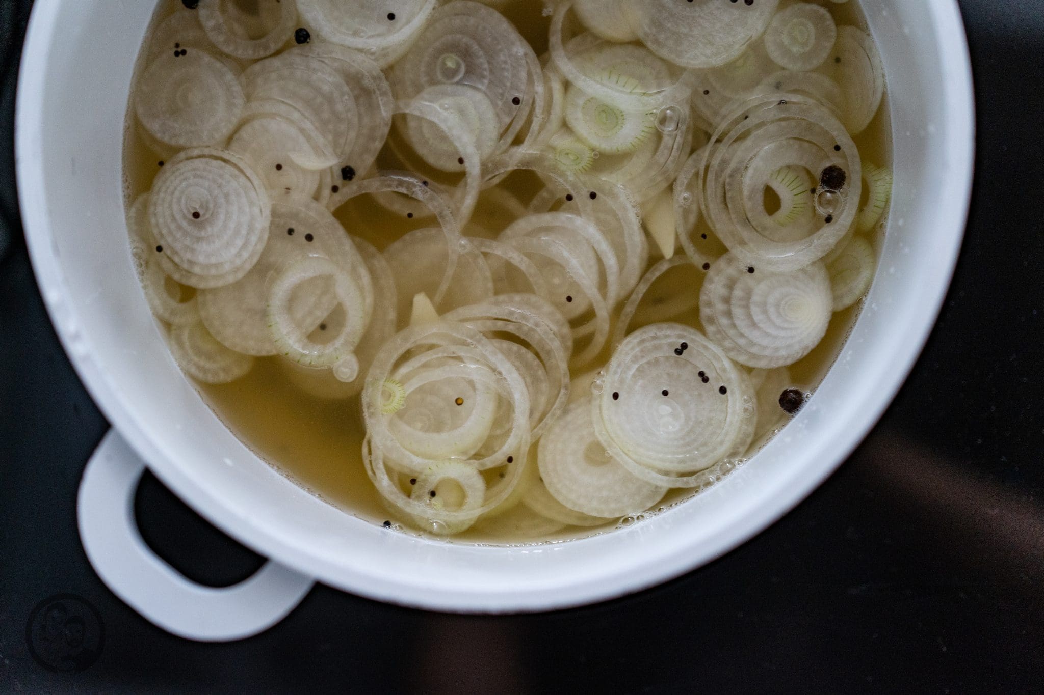 Gewürzgurken 4 Gewürzgurken 2 | Durch unser Marmeladenkochbuch haben wir uns ja schon sehr mit dem Haltbarmachen von Lebensmitteln auseinander gesetzt. Und das haben ja schließlich unsere Omas und Mütter auch schon immer getan. Im Keller standen allerdings nicht nur leckerer Marmeladegläser und eingekochte Früchte, wie Pflaumen, Kirschen oder Mirabellen, sondern auch ganz viel Gemüse aus dem Garten. Ganz oben auf Urgroßmutters Liste standen jedes Jahr die Schnibbelbohnen, die sie an langen Stangen, um die sich die Pflanzen rankten, mit mir gepflückt hat. Damit wurde dann entweder Bohnensuppe oder Schnibbelbohnen-Stampf gekocht. Eins meiner Lieblingsgerichte in der Kindheit. Leider baut Muddi keine Bohnen mehr an, aber dafür eine ganze Menge anderer toller Gemüse und Früchte. Und weil ihre Gurkenernte in diesem Jahr wieder einmal so groß ist, dass sie selber nicht mehr weiss, wie sie sie so schnell essen soll, haben wir beide uns gedacht, Gewürzgurken einzukochen. Denn alle zu Gurkensalat verarbeiten ist auch keine Lösung.