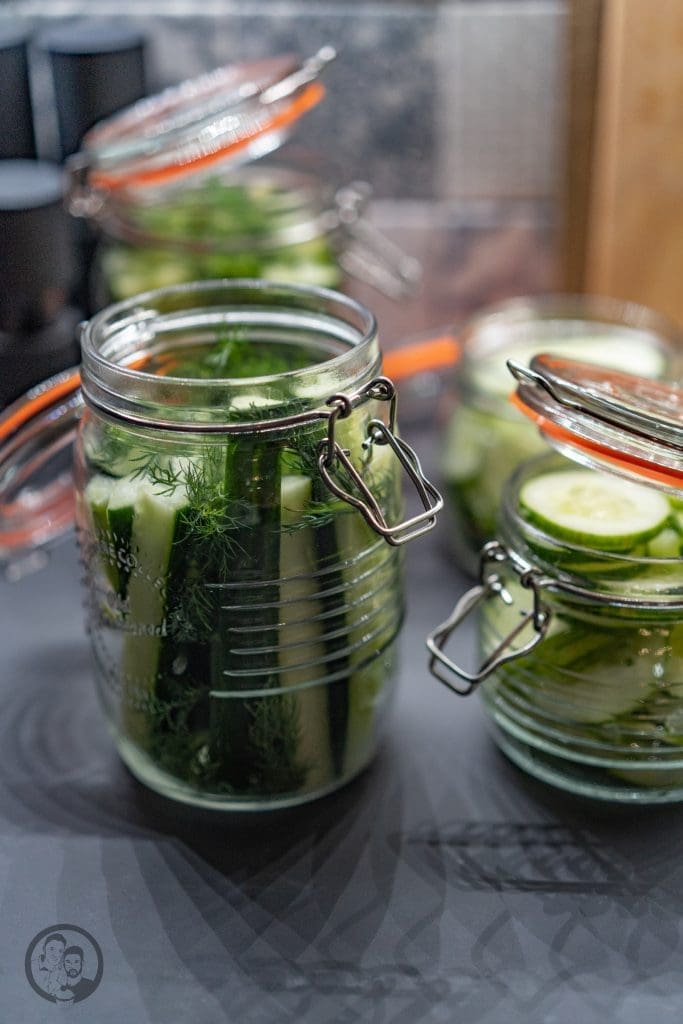 Gewürzgurken 3 | Durch unser Marmeladenkochbuch haben wir uns ja schon sehr mit dem Haltbarmachen von Lebensmitteln auseinander gesetzt. Und das haben ja schließlich unsere Omas und Mütter auch schon immer getan. Im&nbsp;Keller standen allerdings nicht nur leckerer&nbsp;Marmeladegläser und eingekochte Früchte, wie Pflaumen, Kirschen oder Mirabellen, sondern auch ganz viel Gemüse aus dem Garten.&nbsp;Ganz oben auf Urgroßmutters Liste standen jedes Jahr die Schnibbelbohnen, die sie an langen Stangen, um die sich die Pflanzen rankten, mit mir gepflückt hat. Damit wurde dann entweder Bohnensuppe oder Schnibbelbohnen-Stampf gekocht. Eins meiner Lieblingsgerichte in der Kindheit.&nbsp;Leider baut Muddi&nbsp;keine Bohnen mehr an, aber dafür eine ganze Menge anderer toller Gemüse und Früchte. Und weil ihre Gurkenernte in diesem Jahr wieder einmal so groß ist, dass sie selber nicht mehr weiss, wie sie sie so schnell essen soll, haben wir beide uns gedacht, Gewürzgurken einzukochen. Denn alle zu Gurkensalat verarbeiten ist auch keine Lösung.