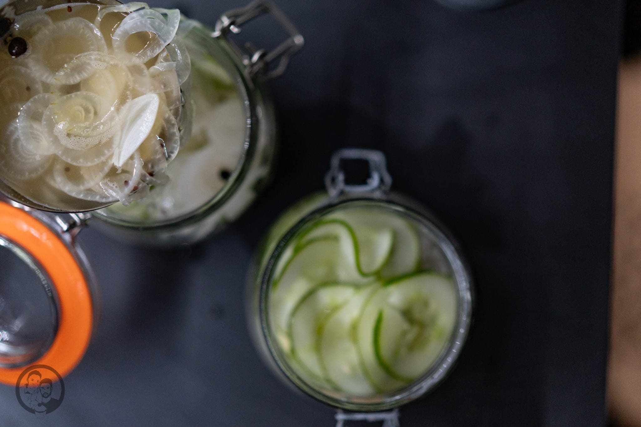 Gewürzgurken 6 Gewürzgurken 7 | Durch unser Marmeladenkochbuch haben wir uns ja schon sehr mit dem Haltbarmachen von Lebensmitteln auseinander gesetzt. Und das haben ja schließlich unsere Omas und Mütter auch schon immer getan. Im Keller standen allerdings nicht nur leckerer Marmeladegläser und eingekochte Früchte, wie Pflaumen, Kirschen oder Mirabellen, sondern auch ganz viel Gemüse aus dem Garten. Ganz oben auf Urgroßmutters Liste standen jedes Jahr die Schnibbelbohnen, die sie an langen Stangen, um die sich die Pflanzen rankten, mit mir gepflückt hat. Damit wurde dann entweder Bohnensuppe oder Schnibbelbohnen-Stampf gekocht. Eins meiner Lieblingsgerichte in der Kindheit. Leider baut Muddi keine Bohnen mehr an, aber dafür eine ganze Menge anderer toller Gemüse und Früchte. Und weil ihre Gurkenernte in diesem Jahr wieder einmal so groß ist, dass sie selber nicht mehr weiss, wie sie sie so schnell essen soll, haben wir beide uns gedacht, Gewürzgurken einzukochen. Denn alle zu Gurkensalat verarbeiten ist auch keine Lösung.