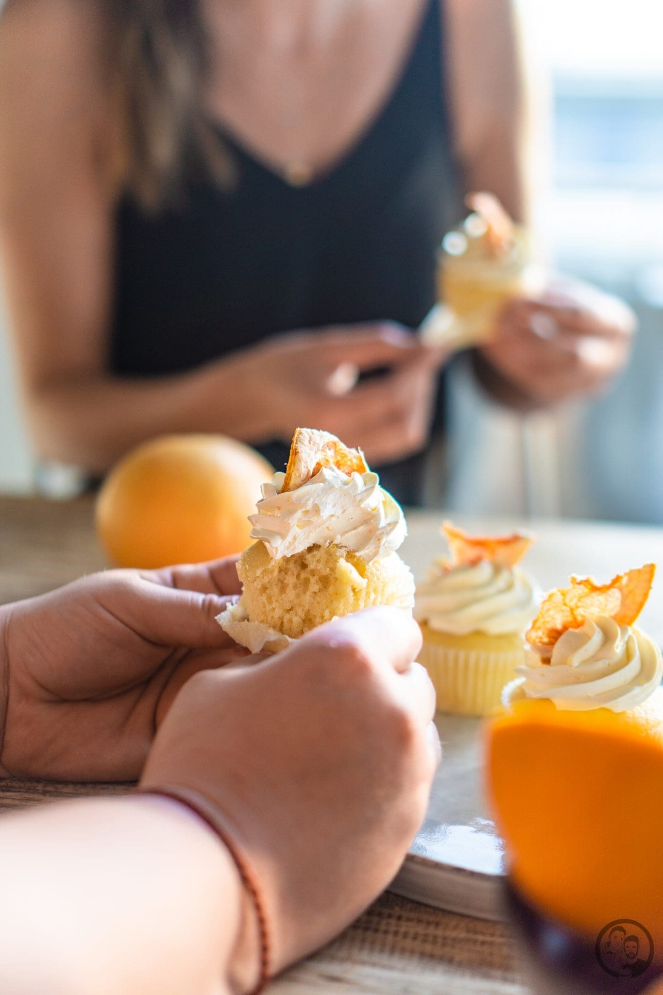 Cupcake wird ausgepackt