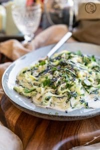 Gurkensalat 6 Gurkensalat angerichtet mit Blüten