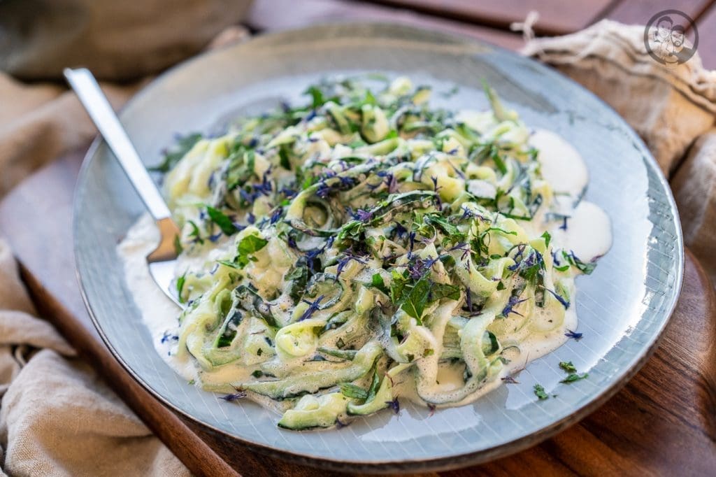 Gurkensalat auf einer Platte angerichtet