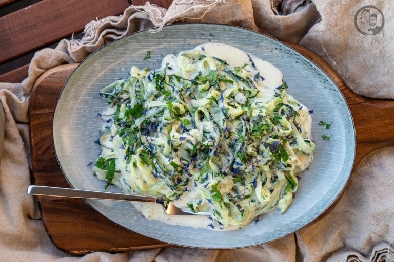 Tzatziki Rezept. Cremig, leicht und fast wie beim Griechen 11 Gurkensalat flatlay