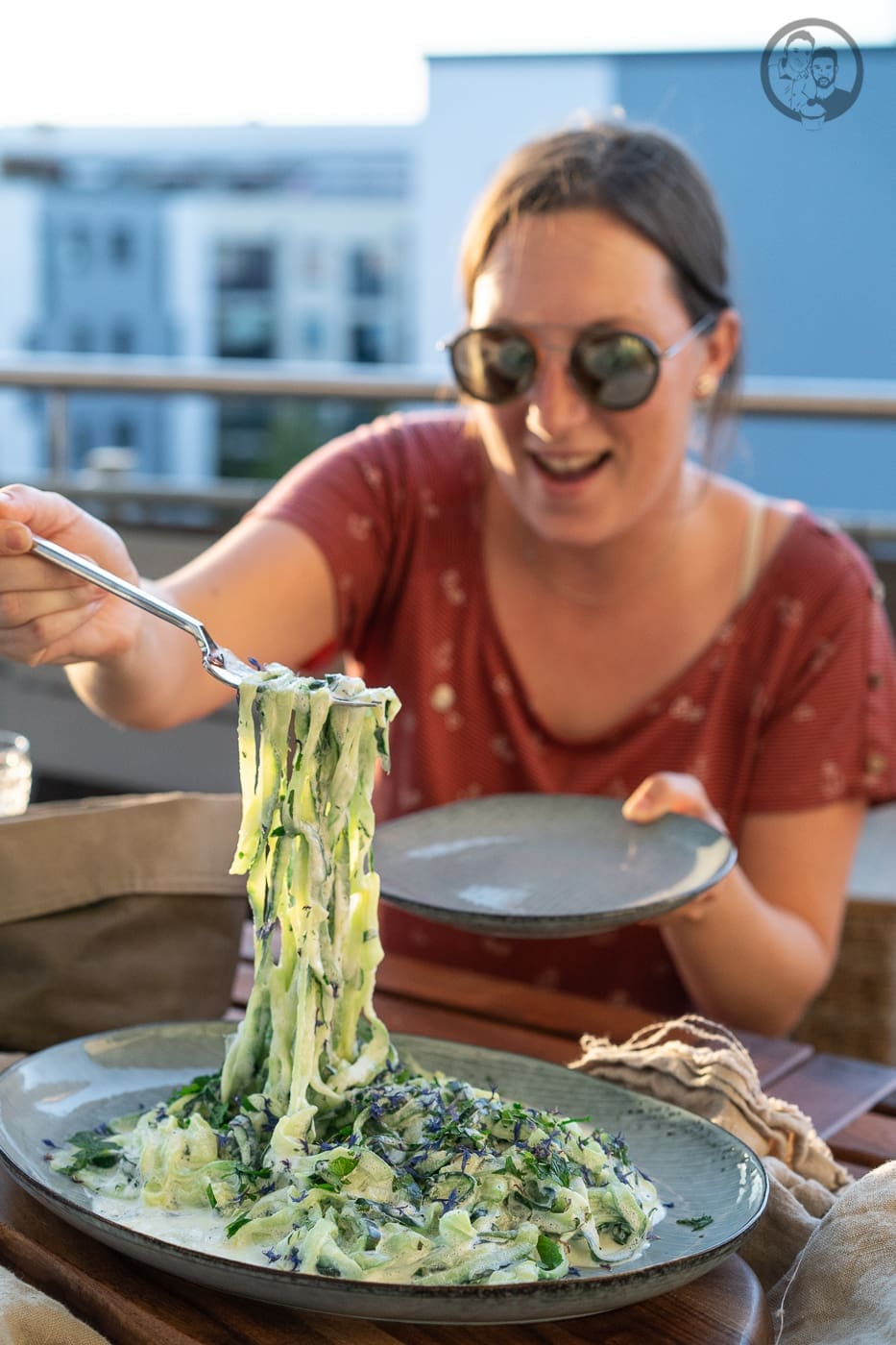 Gurkensalat 2 Sarah nimmt Gurkensalat