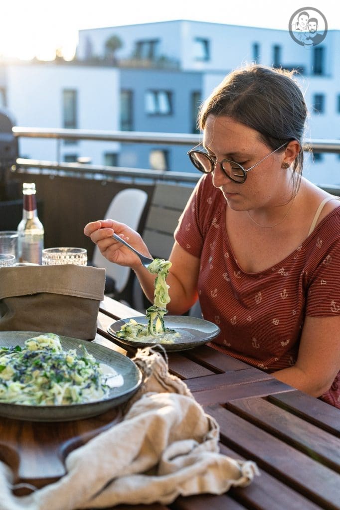 Sarah genießt den Gurkensalat