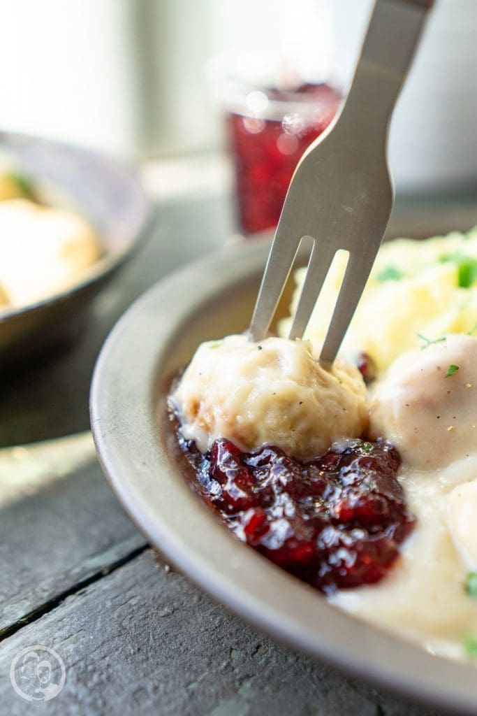 Köttbullar mit Preiselbeeren