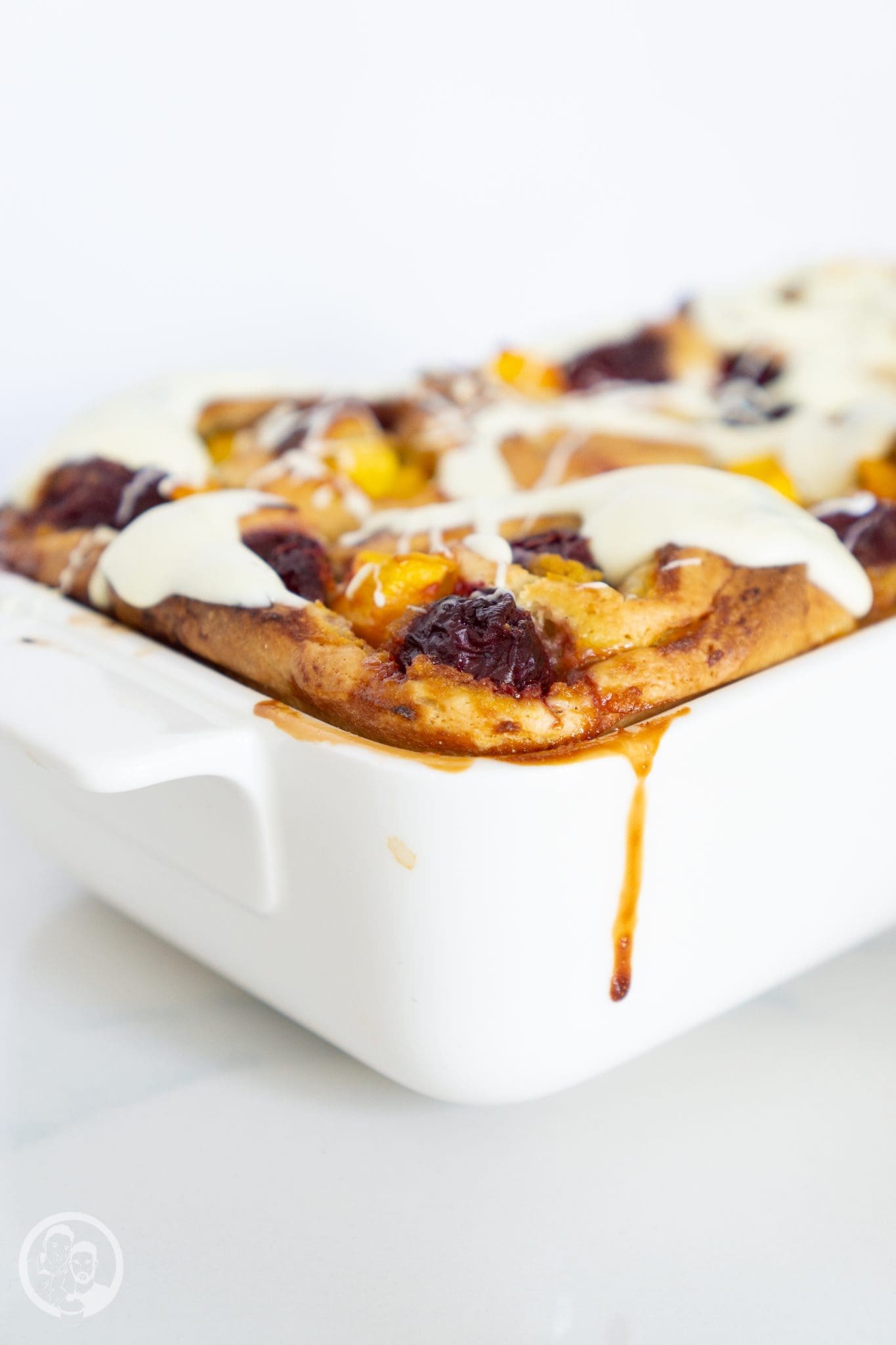 Hefeschnecken Kirsch Mango mW 2 | Vor gut&nbsp;drei&nbsp;Wochen waren wir bei unserer Freundin Lena auf ein Weinchen eingeladen und auch ein paar andere Freunde waren mit dabei. Wir hatten einen echt tollen Abend. Natürlich ist es bei dem einem Weinchen nicht geblieben, wie ihr euch vorstellen könnt. Aber was gibt es Schöneres, als mit lieben Menschen in geselliger Runde über alles zu quatschen, was einen so gerade beschäftigt und was man so umsetzen möchte?! Ihr fragt euch jetzt vermutlich, was unser heutiges Rezept für Hefeschnecken mit Kirschen und Mangos mit einem solchen Anlass zu tun haben.