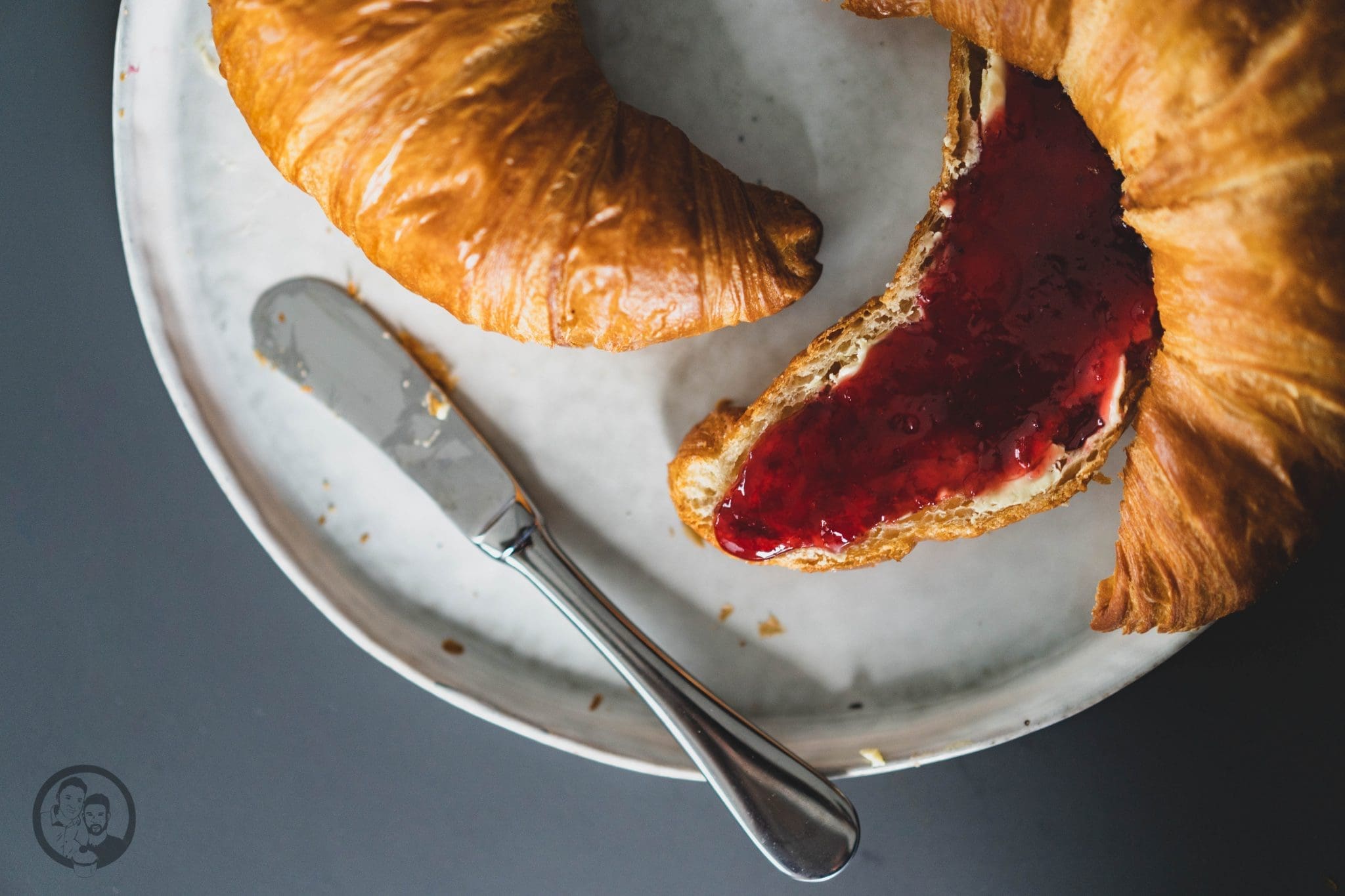 Kirschkonfitüre auf Croissant