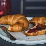 Kirschkonfitüre auf Croissant