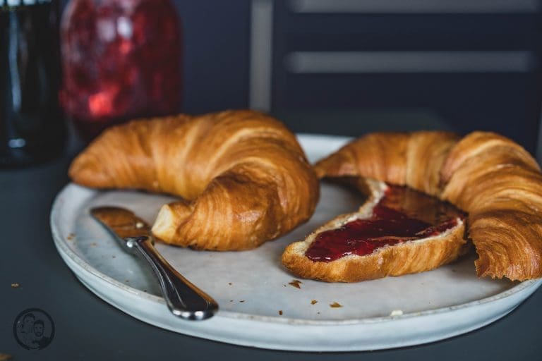 Kirschkonfitüre auf Croissant