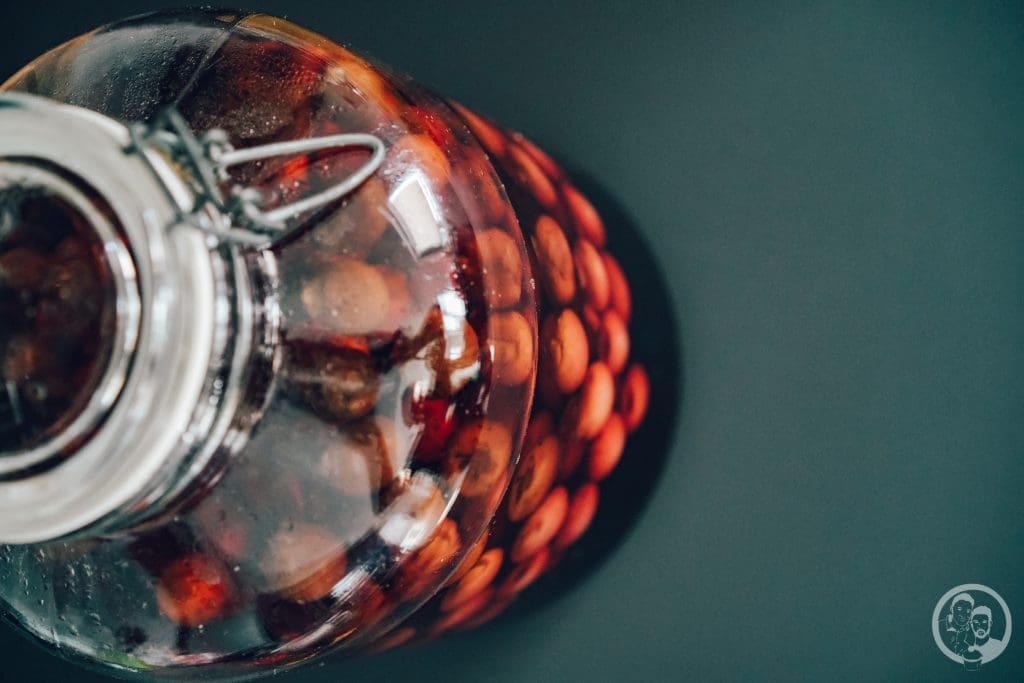 Kirschlikör mW 9 | Wir beide haben ja (leider) keinen eigenen Garten. Das ist in der Stadt eher selten der Fall. Aber was wir so von Freunden und der Familie mit bekommen, scheint die Ernte in diesem Jahr eine wahre Freude zu sein. Nachdem die vorige Periode eher schlecht aussah, füllen sich gerade die Kühltruhen und Einkochgläser mit den Leckereien, die die Sträucher und Bäume im Garten so hergeben. Bei uns zu Hause wurde früher immer alles eingemacht. Vor allem Kirschen standen dann immer das ganze Jahr über im Keller im Regal und ich konnte mir immer, wenn ich Lust auf meine Lieblingsfrucht hatte, ein Glas davon aufmachen. Da wir momentan nicht soviel Zeit hatten, selber einzukochen, haben wir uns überlegt, was man mit den vielen Kirschen, die wir von Saschas Eltern bekommen haben, sonst noch anstellen könnte. Dabei herausgekommen ist ein Kirschlikör.