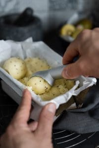 Gelbes Kiwisorbet 6 Sorbet im Portionieren
